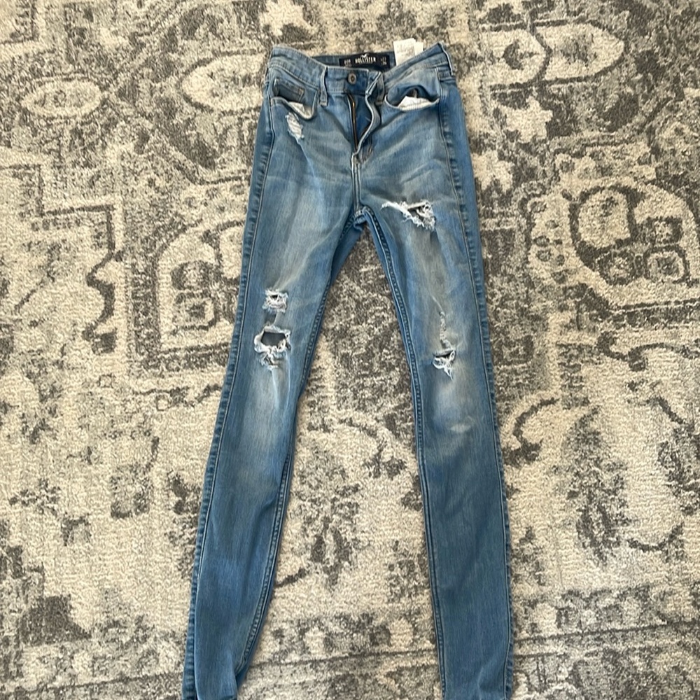00 Hollister distressed jeans